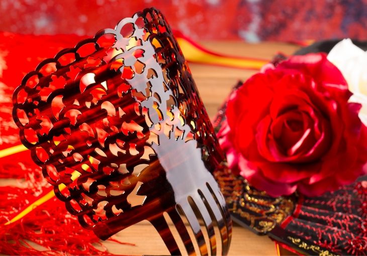 Imagen principal del artículo Peinetas, flores y volantes: la importancia de los complementos flamencos